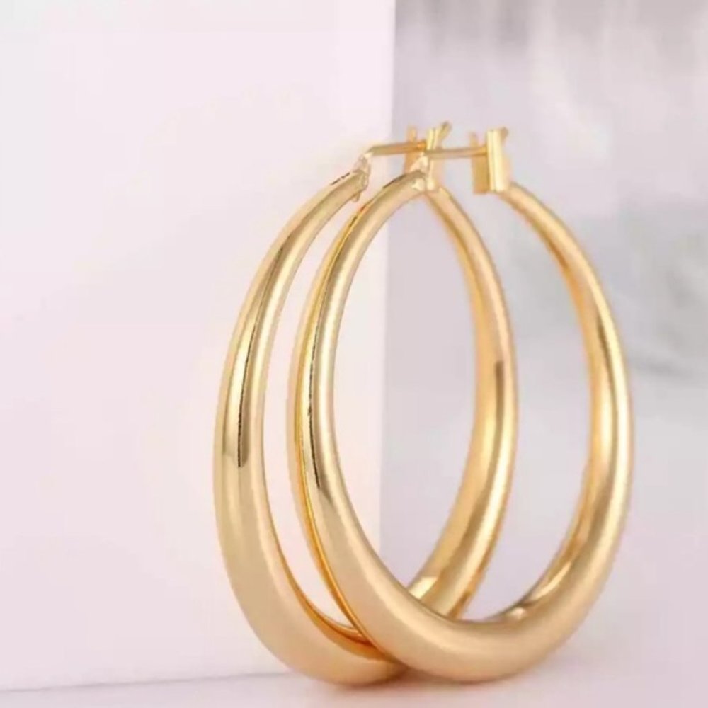 18K Yellow Gold 1.5” Round Hoops Earrings - Picture 4 of 4